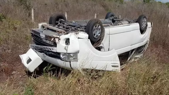 El auto terminó totalmente volcado El auto terminó totalmente volcado