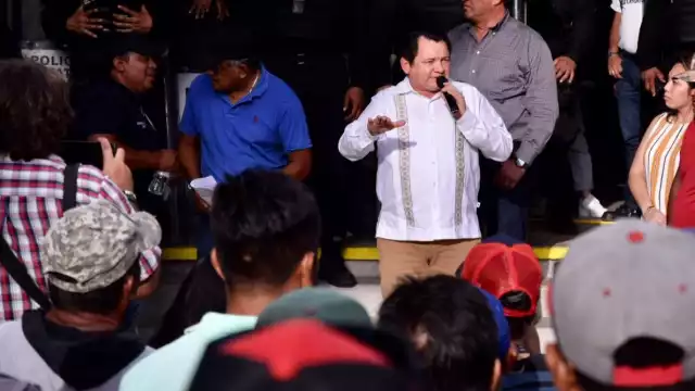 Protestan pescadores de Sisal frente al Palacio de Gobierno
