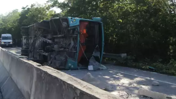 A pesar de lo aparatoso del accidente, sólo tres pasajeros resultaron heridos