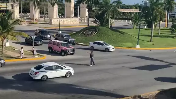 El sujeto canalizó el tráfico por varios momentos El sujeto canalizó el tráfico por varios momentos