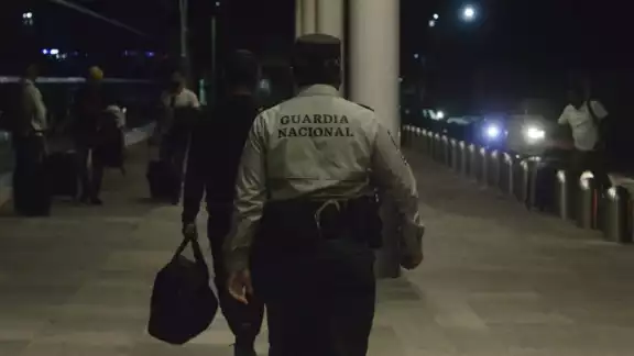 El hombre fue escoltado por la Guardia Nacional hasta la salida El hombre fue escoltado por la Guardia Nacional hasta la salida