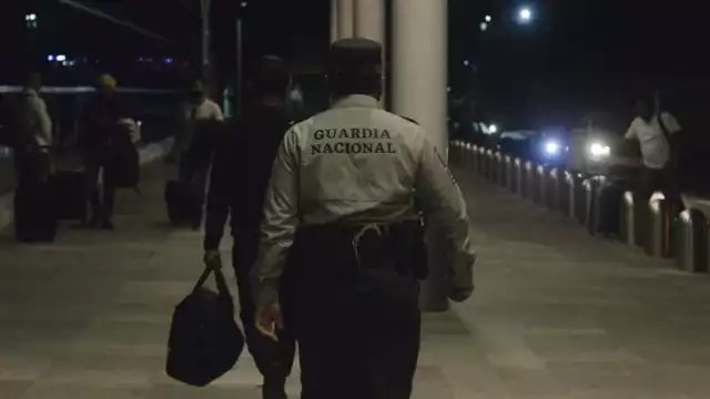 El hombre fue escoltado por la Guardia Nacional hasta la salida
