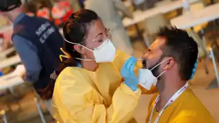 La Organización Mundial de la Salud nombró "Omicron" a la nueva variante de coronavirus, proveniente de Sudáfrica, que inicialmente fue llamada como B.1.1.529