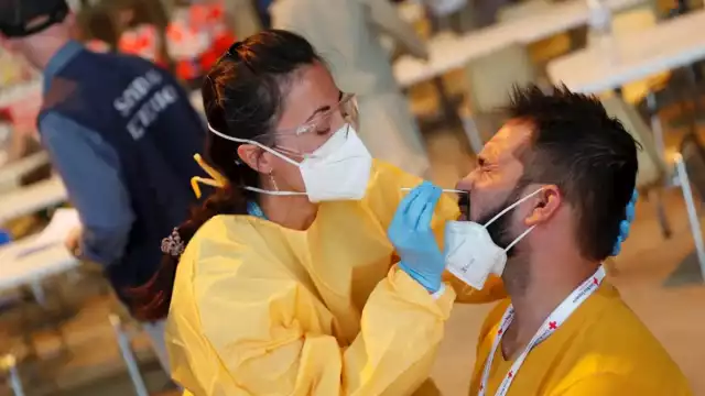 La Organización Mundial de la Salud nombró "Omicron" a la nueva variante de coronavirus, proveniente de Sudáfrica, que inicialmente fue llamada como B.1.1.529