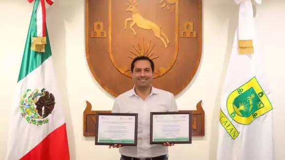 Mauricio Vila mostró el reconocimiento que el CONEVAL entregó a la entidad