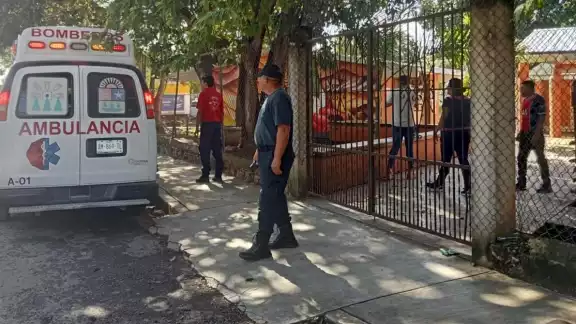 Se le atoró el pie ne las rejas de la escuela Se le atoró el pie ne las rejas de la escuela