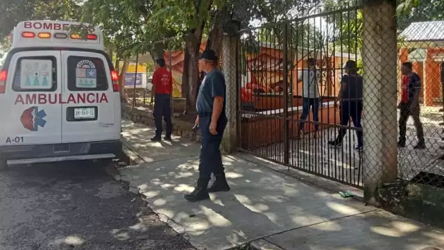 Se le atoró el pie ne las rejas de la escuela