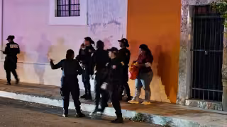 Caen tres personas por el violento asalto a una mujer afuera de un bar en el Centro de Mérida