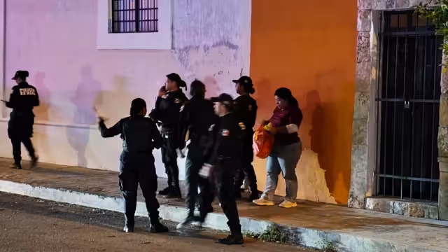 Agentes estatales detienen a individuos en el segundo cuadro del Centro, luego de un altercado