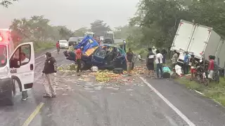 Un vendedor de frutas perdió la vida al estrellarse su camioneta contra un tráiler en el tramo Nuevo Progreso-Ciudad del Carmen