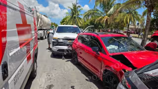 Extranjero a exceso de velocidad provoca choque múltiple en la avenida Andrés Quintana Roo de Cancún