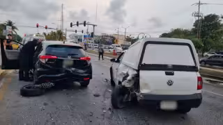 Conductor sufre infarto y provoca choque múltiple en la avenida Andrés Q. Roo de Cancún