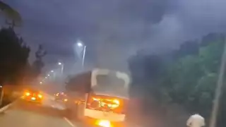Se incendia autobús de transporte de personal en la carretera Punta Sam–Cancún