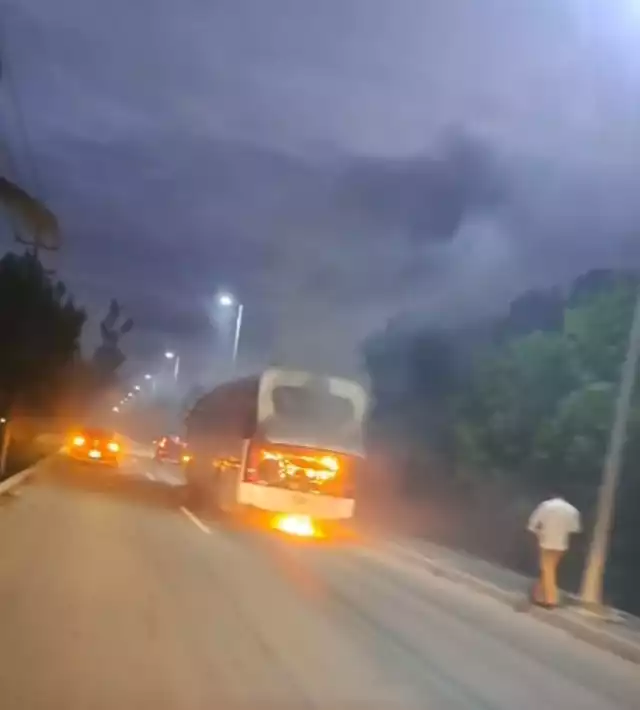 Se incendia autobús de transporte de personal en la carretera Punta Sam–Cancún