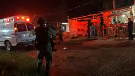 El hombre fue trasladado al hospital para tratar sus heridas El hombre fue trasladado al hospital para tratar sus heridas