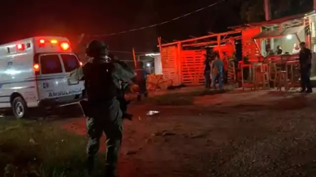 El hombre fue trasladado al hospital para tratar sus heridas