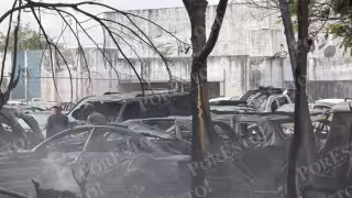 Deshuesadero de autos se incendió en la avenida López Portillo de Cancún