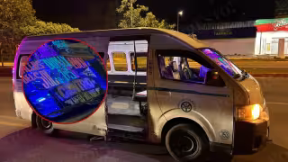 Conflicto entre ciclista y chofer de combi termina con daños materiales en Playa del Carmen