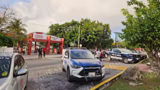 Reanudan clases en la Secundaria Técnica 11 de Cancún con vigilancia policial tras incidente con pirotecnia