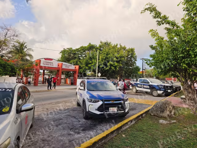 Reanudan clases en la Secundaria Técnica 11 de Cancún con vigilancia policial tras incidente con pirotecnia