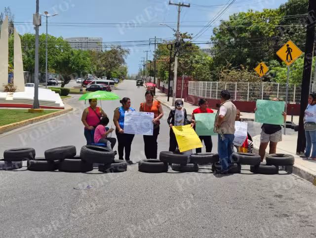 La protesta provocó afectaciones al tránsito vehicular en el sentido de la avenida Tulum hacia la Bonampak.