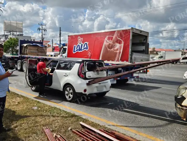 El chofer de la camioneta que circulaba detrás del otro coche, frenó de manera brusca y las estructuras metálicas salieron disparadas hacia adelante