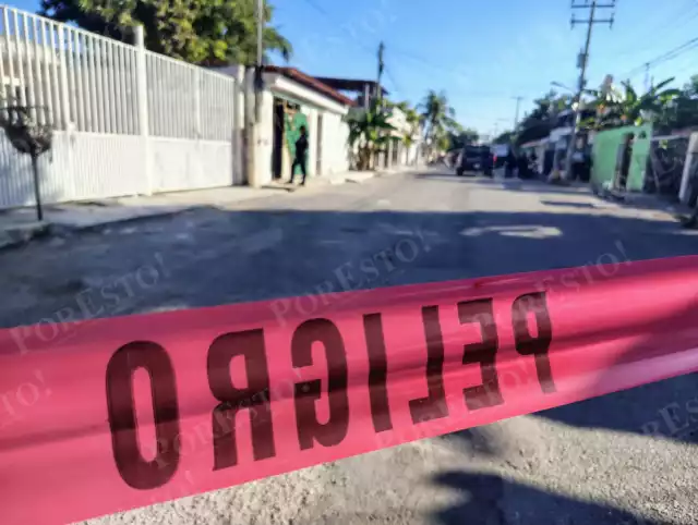Ciudadanos que se acercaron a observar la escena mencionaron haber notado pequeñas bolsitas con presuntos estupefacientes entre las pertenencias de uno de los fallecidos