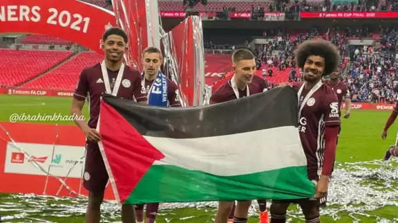 Jugadores del Leicester City ondean la bandera palestina Jugadores del Leicester City ondean la bandera palestina