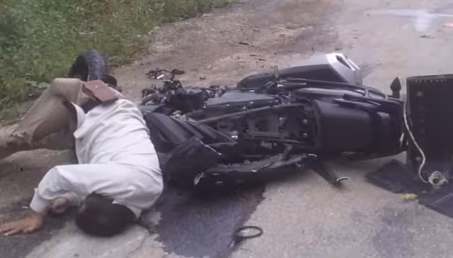 El sacerdote quedó tirado junto a su motocicleta luego de ser atropellado