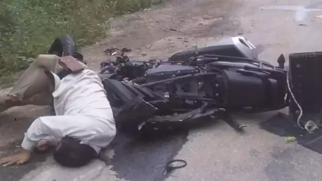 El sacerdote quedó tirado junto a su motocicleta luego de ser atropellado
