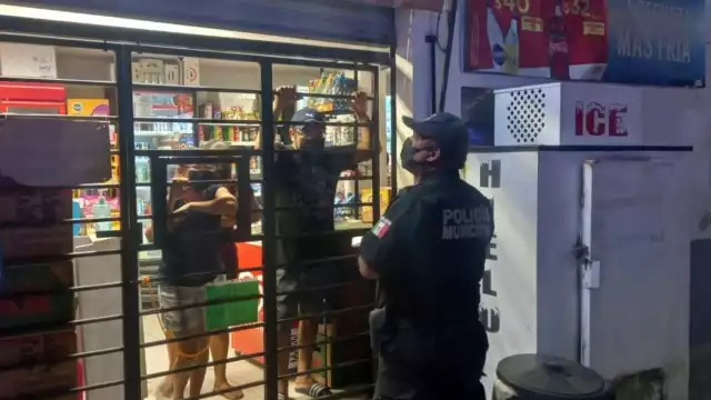 Más de 30 elementos estuvieron divididos en cinco secciones para evitar atracos