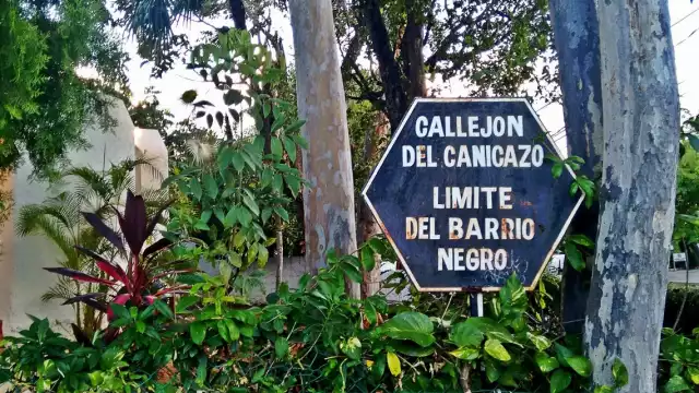 Este letrero se encuentra en la esquina del retorno Huachinango y la avenida Nader junto a una casa en forma de iglú que alberga una gran cantidad de recuerdos
