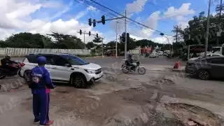 Cruce en mal estado por baches pone en peligro a vecinos de la Región 105 de Cancún