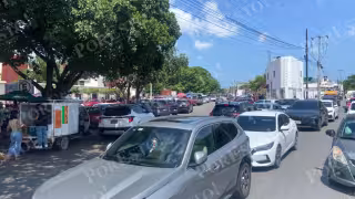 “Se estacionan donde quieren”: Padres de familia del Colegio Boston en Cancún saturan vialidades