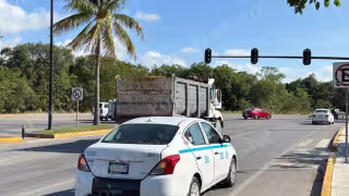 Semáforo fuera de servicio en avenidas 115 y Solidaridad genera caos vial en Playa del Carmen