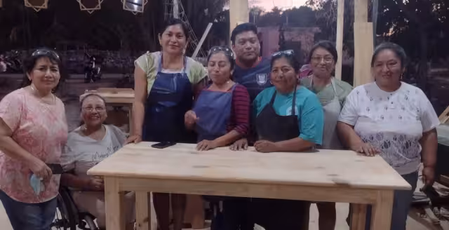 Por segunda vez, Isaías Ek ofrece un curso del oficio a base de madera en su local, por las mañanas