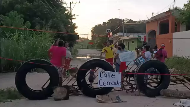Desde las 5:00 horas de ayer martes obstaculizaron la vía del Barrio de Santa Cruz.