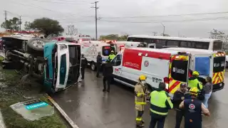 La unidad quedó de lado en la carretera por la volcadura