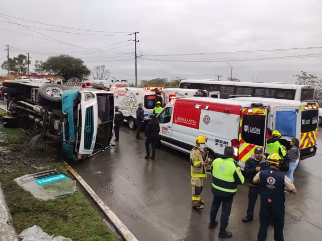 La unidad quedó de lado en la carretera por la volcadura