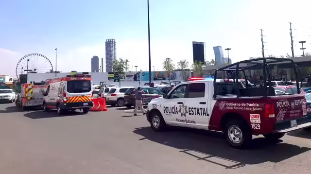 Clientes y empleados de la tienda alertaron a las autoridades y solo pudieron ser testigos de como los criminales huían.