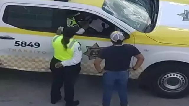 Unos agentes de tránsito fueron descubiertos cuando recibían un soborno en las calles de Cancún