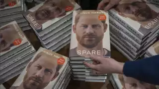 El rostro de Harry aparece en la portada de Spare, libro de sus memorias