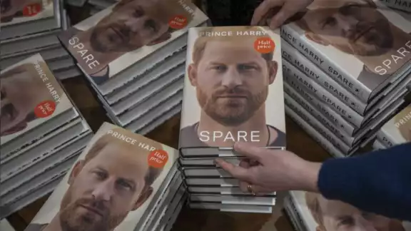 El rostro de Harry aparece en la portada de Spare, libro de sus memorias El rostro de Harry aparece en la portada de Spare, libro de sus memorias