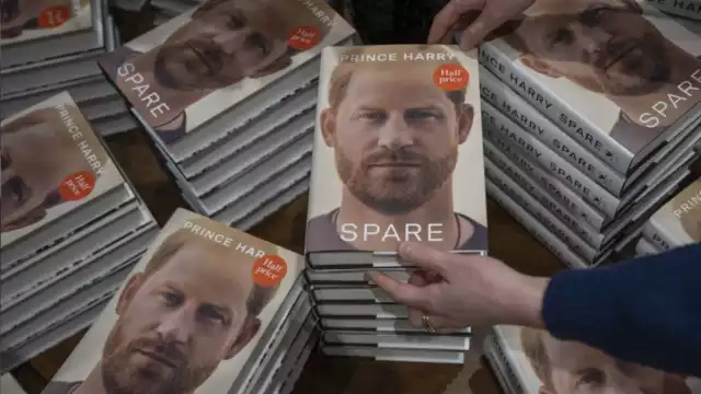 El rostro de Harry aparece en la portada de Spare, libro de sus memorias