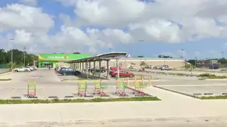 El hombre quedó tirado en uno de los pasillo del Bodega Aurrerá de la Región 99 de Cancún, hasta donde llegaron paramédicos