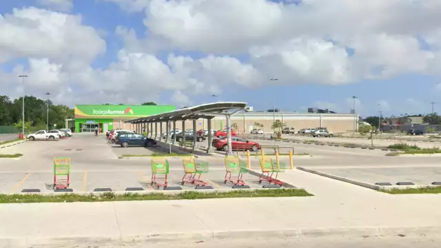 El hombre quedó tirado en uno de los pasillo del Bodega Aurrerá de la Región 99 de Cancún, hasta donde llegaron paramédicos