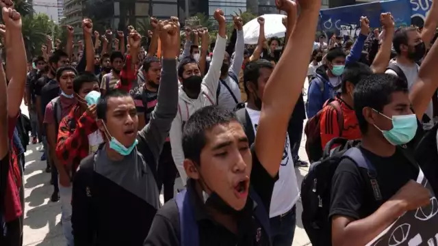 Padres de normalistas de Ayotzinapa piden justicia por sus hijos desaparecidos en el 2014