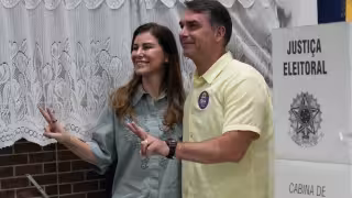 Flávio Bolsonaro votó en Brasil durante la segunda vuelta presidencial