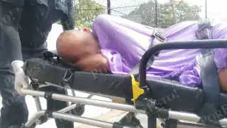 Resguardan a abuelito tras ser hallado desnudo y caminando bajo la lluvia en calles de Cancún