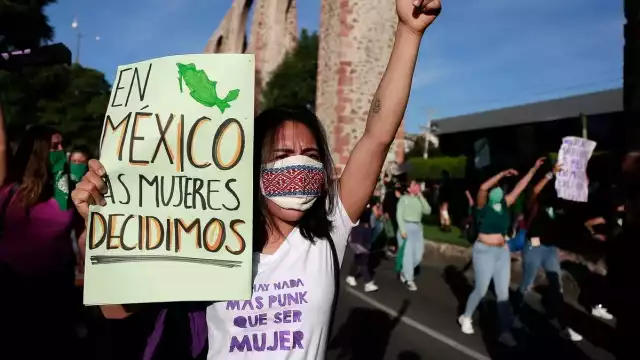 La SCJN en días recientes declaró inconstitucional la penalización del aborto en México; mujeres son manipuladas para no hacerlo, indican